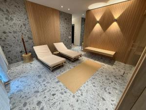 a waiting room with two chairs and a mirror at KaiserLogen Wellness in Kaisersesch
