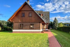 ヴルフラビーにあるCHALUPA Honzík - VILLA Vrchlabíの大木造の家