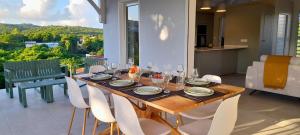 Μπαλκόνι ή βεράντα στο Sumptuous Gommier Villa, 3 bedrooms with pool