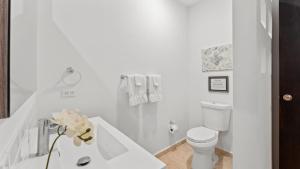 Ένα μπάνιο στο Casita 4 at Ceiba Tree Inn. Tranquility with Garden Views and Pergola with Ocean Overlook +11 φωτογραφίες