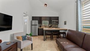 Η κουζίνα ή μικρή κουζίνα στο Casita 4 at Ceiba Tree Inn. Tranquility with Garden Views and Pergola with Ocean Overlook