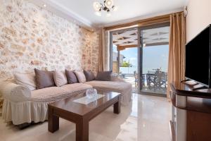 Μια τηλεόραση ή/και κέντρο ψυχαγωγίας στο Goudis Suite Iro