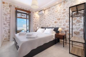 Ένα ή περισσότερα κρεβάτια σε δωμάτιο στο Goudis Suite Iro +19 φωτογραφίες