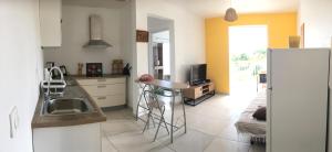 Η κουζίνα ή μικρή κουζίνα στο La Maison d'Abigaelle +4 φωτογραφίες