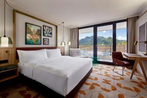 Postel nebo postele na pokoji v ubytování Flesslers Lenggries, a Tribute Portfolio Hotel + 48 fotografií