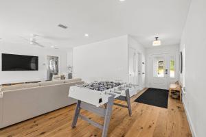 セント・オーガスティーン・ビーチにあるEndless Summer Oasis- Luxury 5br, heated pool, elevator, steps to ocean!のリビングルーム(ゲームテーブル、ソファ付) +42枚の写真