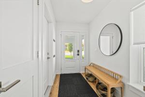 セント・オーガスティーン・ビーチにあるEndless Summer Oasis- Luxury 5br, heated pool, elevator, steps to ocean!の廊下