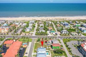 セント・オーガスティーン・ビーチにあるEndless Summer Oasis- Luxury 5br, heated pool, elevator, steps to ocean!のビーチ付きのリゾートの空中ビュー