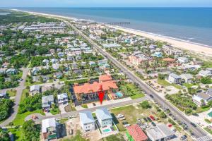 セント・オーガスティーン・ビーチにあるEndless Summer Oasis- Luxury 5br, heated pool, elevator, steps to ocean!のコンドミニアム付きのビーチの空中ビュー