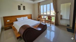 Postel nebo postele na pokoji v ubytování Jolilian Hotel Bãi Sau