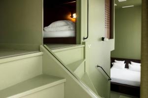 Habitación pequeña con espejo y cama en The People Lyon, en Lyon 40 fotos más