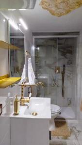 a bathroom with a sink and a shower and a toilet at Casa Tre in Mussomeli