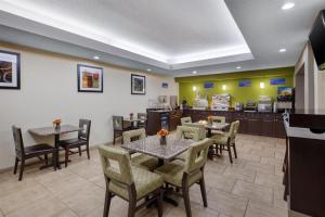 a dining room with tables and chairs in a restaurant at Best Western Lake Cumberland Inn in Monticello