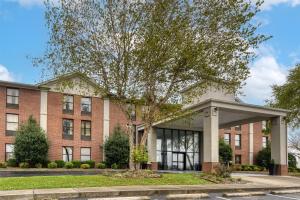 a brick building with a tree in front of it at Best Western Lake Cumberland Inn in Monticello