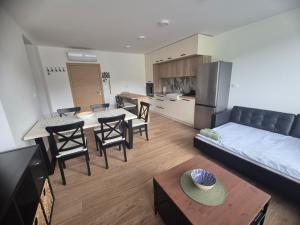 un salon avec un canapé et une table dans l'établissement Ta World apartments, 