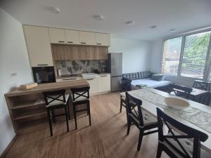 une cuisine et un salon avec une table et des chaises dans l'établissement Ta World apartments,  5 autres photos