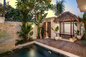 une villa avec une piscine et une terrasse en bois dans l'établissement Center of Canggu - cute little villa - calm & quiet, à Canggu