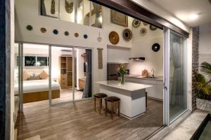 - une cuisine et un salon avec un lit en arrière-plan dans l'établissement Center of Canggu - cute little villa - calm & quiet, à Canggu