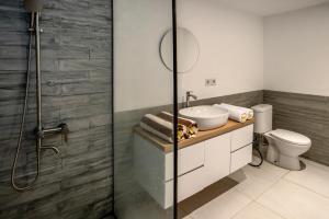 une salle de bain avec douche, lavabo et toilettes dans l'établissement Center of Canggu - cute little villa - calm & quiet, à Canggu 35 autres photos