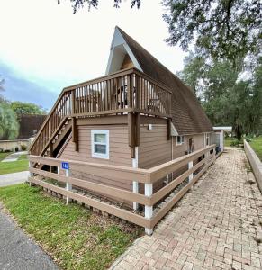 ein großes Haus mit seitlicher Terrasse in der Unterkunft Lilac Loft- Lake, Pool, Pickle Ball, Disney, Fun! in Castle Hill