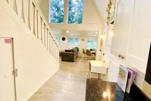 Zimmer mit einer Treppe und einem Wohnzimmer in der Unterkunft Lilac Loft- Lake, Pool, Pickle Ball, Disney, Fun! in Castle Hill