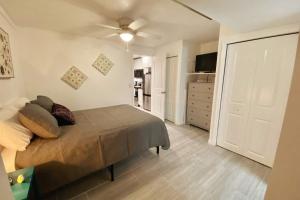 ein Schlafzimmer mit einem Bett und einer weißen Tür in der Unterkunft Lilac Loft- Lake, Pool, Pickle Ball, Disney, Fun! in Castle Hill + 24 Fotos