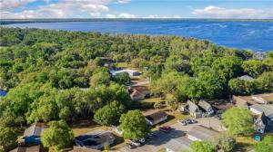 una vista aérea de un complejo con un lago en Pumba's Place - Fun, Lake, Pool- No Cleaning Fees!, en Castle Hill