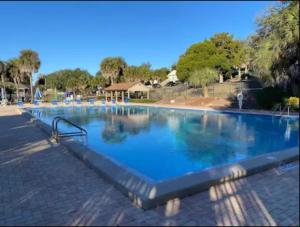 una gran piscina con agua azul en Pumba's Place - Fun, Lake, Pool- No Cleaning Fees!, en Castle Hill