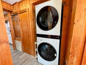 dos microondas apilados uno encima del otro en una cocina en Pumba's Place - Fun, Lake, Pool- No Cleaning Fees!, en Castle Hill