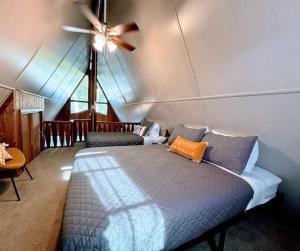 Un dormitorio con una cama y un ventilador de techo. en Pumba's Place - Fun, Lake, Pool- No Cleaning Fees!, en Castle Hill 32 fotos más