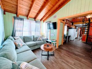 una sala de estar con un sofá y una mesa en Pumba's Place - Fun, Lake, Pool- No Cleaning Fees!, en Castle Hill