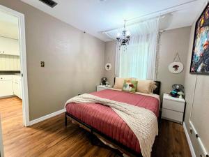 ein Schlafzimmer mit einem Bett mit einer roten Decke in der Unterkunft Stay The Enchanted Escape ! in Castle Hill + 30 Fotos