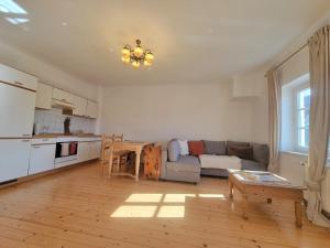 a kitchen and living room with a couch and a table at Charmante Altbauwohnung in Steyr
