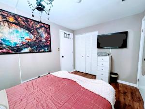 ein Schlafzimmer mit einem roten Bett und einem Gemälde an der Wand in der Unterkunft Stay The Enchanted Escape ! in Castle Hill