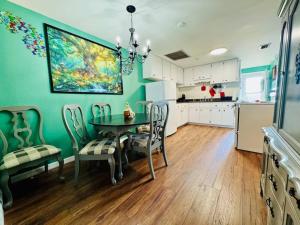 eine Küche und ein Esszimmer mit Tisch und Stühlen in der Unterkunft Stay The Enchanted Escape ! in Castle Hill