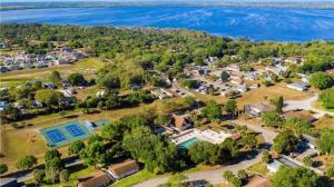 Luftaufnahme eines Hauses mit Swimmingpool in der Unterkunft Stay The Enchanted Escape ! in Castle Hill