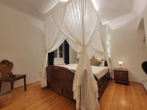 Postel nebo postele na pokoji v ubytování Charmante Altbauwohnung