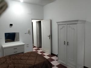 Un dormitorio con una cama, una cómoda y un televisor. en Djorff Guest House, en Luxor