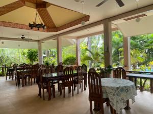 Restaurace v ubytování The Cove Resort Siquijor