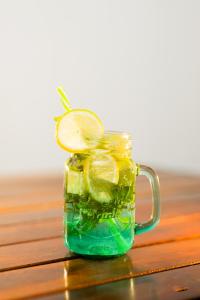 アフンガラにあるAmore Beachのピクルスとレモンスライスが入ったメイソンジャー