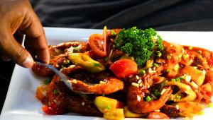 アフンガラにあるAmore Beachの一皿一皿をフォークで食べる者