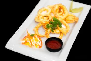 アフンガラにあるAmore Beachの玉ねぎリングソース一皿