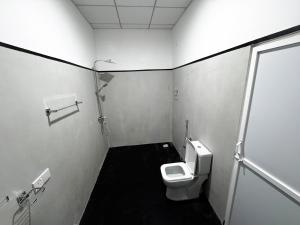 アフンガラにあるAmore Beachのトイレと洗面台のある小さなバスルーム