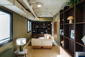 a living room with a couch and a tv at Atipico Madrid in Madrid