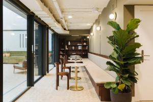 un restaurante con mesas y sillas y una maceta en Atipico Madrid, en Madrid