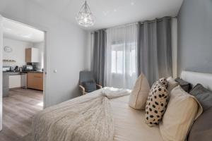 een slaapkamer met een bed met kussens erop bij 4 Apartamentos Omanai Tenerife Sur in Las Galletas +19 foto's