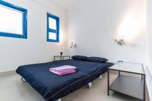 スコリッティにあるBilocale Scoglitti nei luoghi di Montalbanoのベッドルーム1室(ベッド1台、ガラス張りのテーブル付)