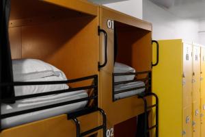 una fila de taquillas en un vestuario en The People Lyon, en Lyon