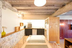 LarressoreにあるGite Xotilaeniaのテーブルと椅子のあるキッチンとダイニングルーム