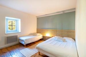 LarressoreにあるGite Xotilaeniaのベッド2台と窓のある寝室